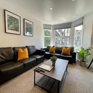 8 Person, 4 Bedroom Light, Warm & Modern Apartment