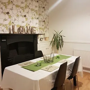 Tynant House- Modern 3 Bed House- Centre And Free Parking Holiday home